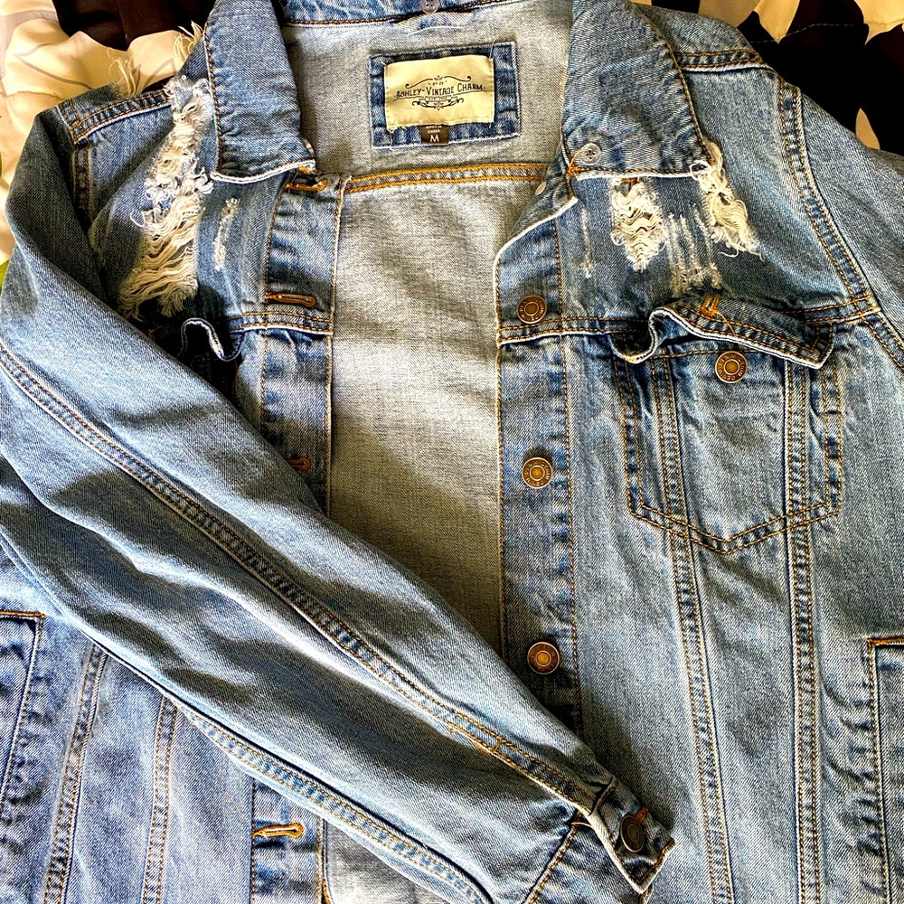 Women’s Vintage Distressed Jean Jacket M